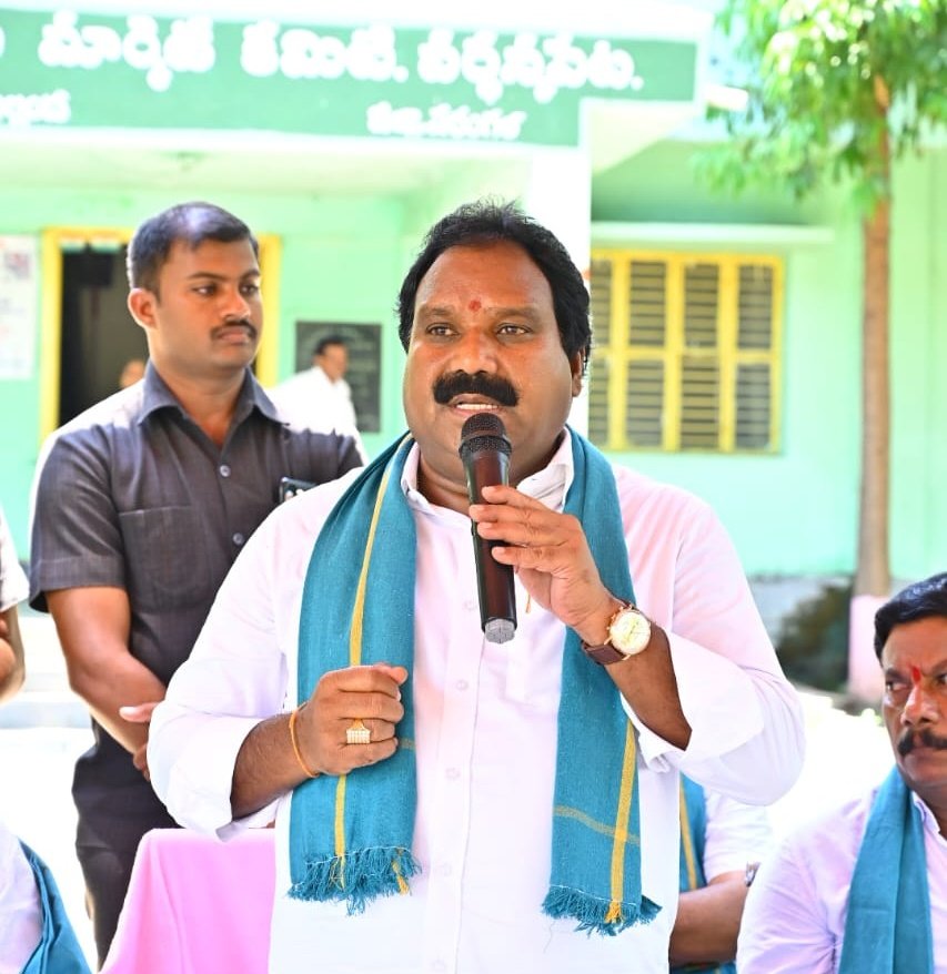 ArooriRamesh's tweet photo. నియోజకవర్గంలోని వర్దన్నపేట మండలం ఇల్లంద వ్యవసాయ మార్కెట్ యార్డులో వర్దన్నపేట ప్రాథమిక వ్యవసాయ సహకార సంఘం ఆధ్వర్యంలో ఏర్పాటు చేసిన మక్కల కొనుగోలు కేంద్రాన్ని ఉమ్మడి వరంగల్ DCCB ఛైర్మన్ @RRMarneni గారితో కలిసి ప్రారంభించడం జరిగింది.ఈ సందర్భంగా మాట్లాడుతూ రైతులు కొనుగోలు కేంద్రాలను సద్వినియోగం చేసుకోవాలని కోరడమైనది.