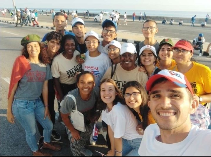 😎 #FEEMdeCuba y #FEUdeCuba una sola familia en defensa de la #Revolución.
#LosJóvenesNoFallaremos
✊🇨🇺
@DiazCanelB @AsambleaCuba @aylinalvarezG @FeuCuba @Feu_Ucmcg @DrRobertoMOjeda @DraDayamiLeonP