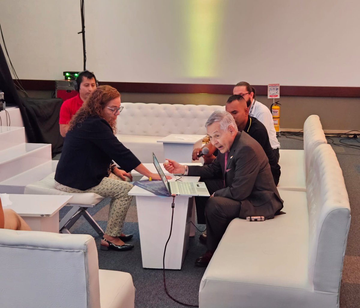 Reuma_Online_'s tweet photo. Una mañana muy muy gratificante en @svareuma.
-Mesa de discusión de nuevos expertos.
-#capilaroscopia en vivo.
-#POCUS para cribado enfermedad pulmonar intersticial
- Interpretación TACAR.
#svareuma2023 #svareuma360 https://t.co/Zwi39LyOrB