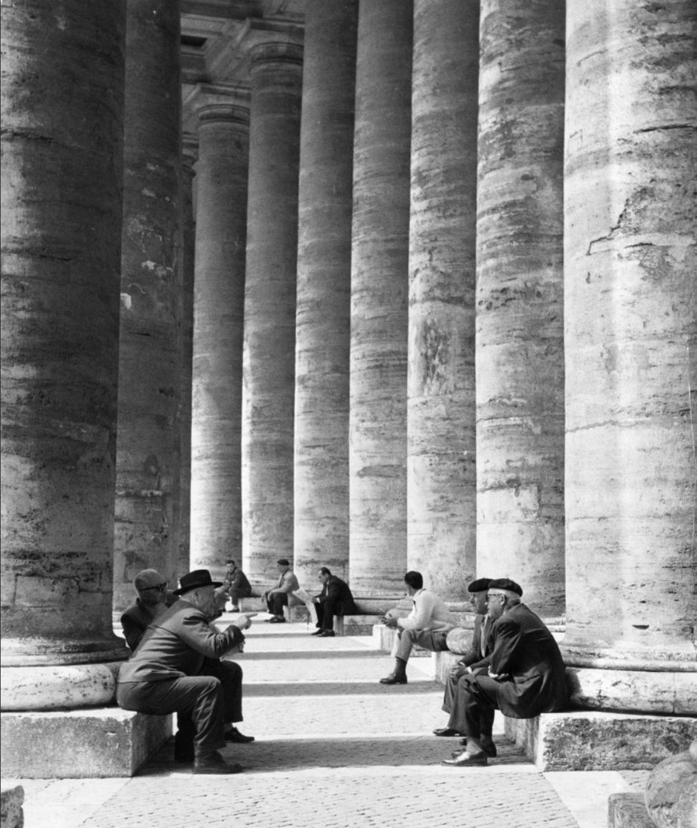 lopedetoledo's tweet photo. No creo que Bernini diseñase la columnata de San Pedro del Vaticano como un espacio urbano en el que quedarse.

Y sin embargo. https://t.co/k6ROYuq2vx