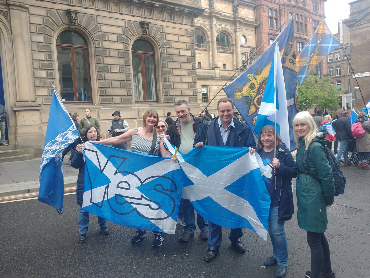 YesPollok's tweet photo. A brilliant day at the #AUOBMarch  🏴󠁧󠁢󠁳󠁣󠁴󠁿🏴󠁧󠁢󠁳󠁣󠁴󠁿🏴󠁧󠁢󠁳󠁣󠁴󠁿✊ https://t.co/nUYMtX14cw