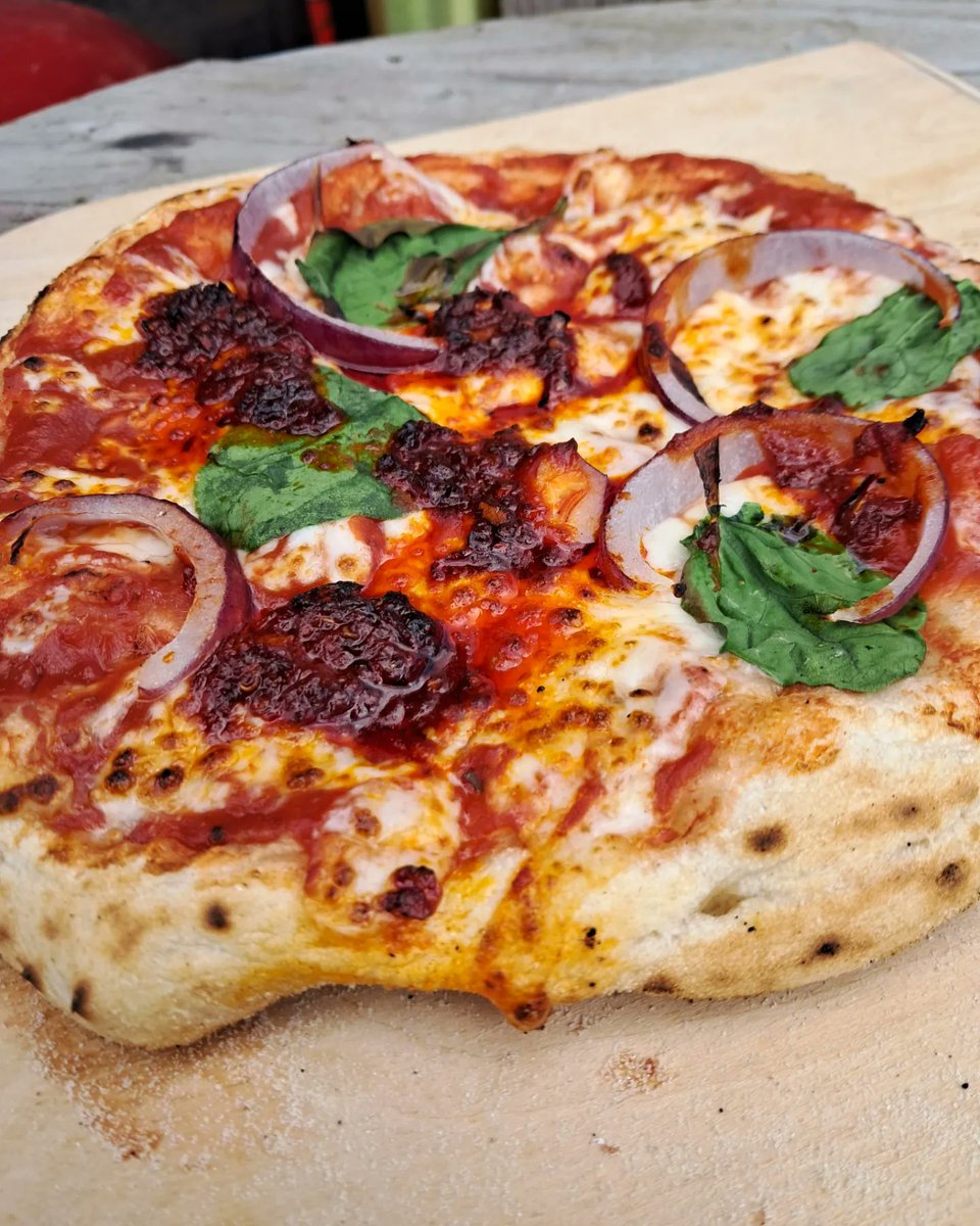 Day 6 #ukbbqweek2023. Fired up the Big Horn Pizza oven once more. I'm sure HRH King Charles III would approve. 🇬🇧

🔥Italian Nduja, Mozzarella & Spinach
🔥Cheese & Peperoni
#ukbbq
#ukbbqweek