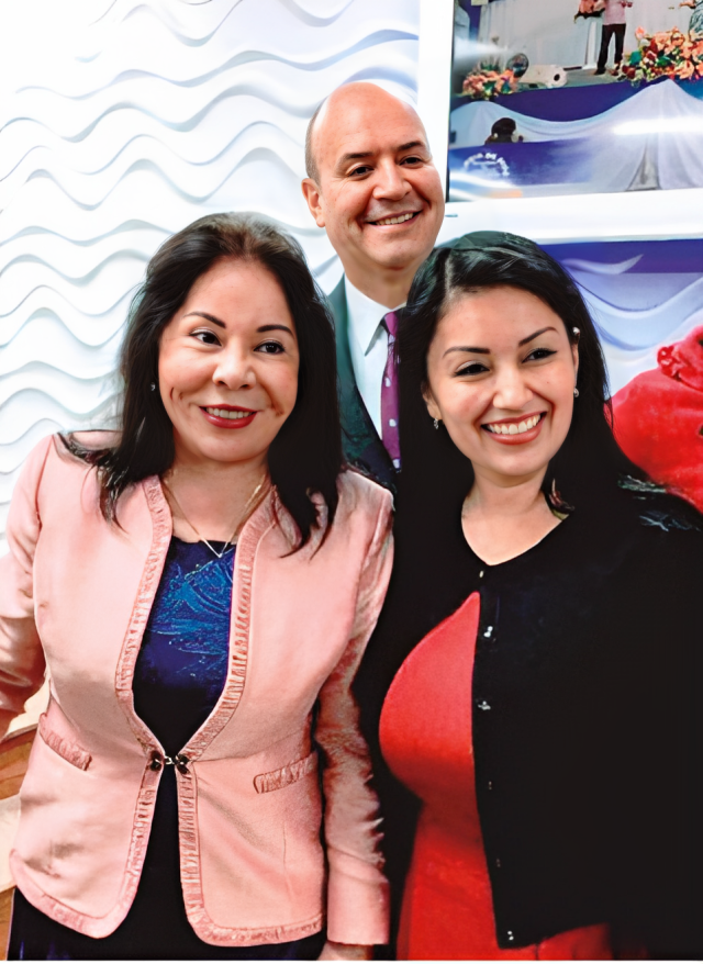 revistazionint's tweet photo. Recibí una promesa sobre mi vida sentimental a través de la Hermana María Luisa. Fue allí en la obra del barrio Santander donde conocí a la que sería mi esposa. Para ese entonces pude colaborar más dentro de la congregación. (Edición 34, Pág. 86 - Álvaro Herrera) https://t.co/CsG6Zb4xuD