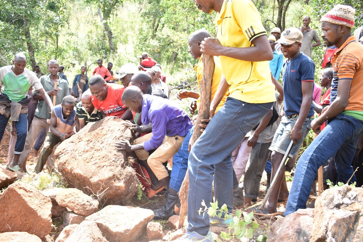 1) #Burundi: Le gouverneur de <a href="/CankuzoProvince/">Province Cankuzo</a> <a href="/BanyiyezakoB/">Banyiyezako Boniface</a> s'est associé, ce samedi 6/5/023, à la population des communes #Mishiha et #Gisagara aux travaux de développement communautaire consistant au traçage de la route reliant ces communes.<a href="/GeneralNeva/">SE Evariste Ndayishimiye</a>
