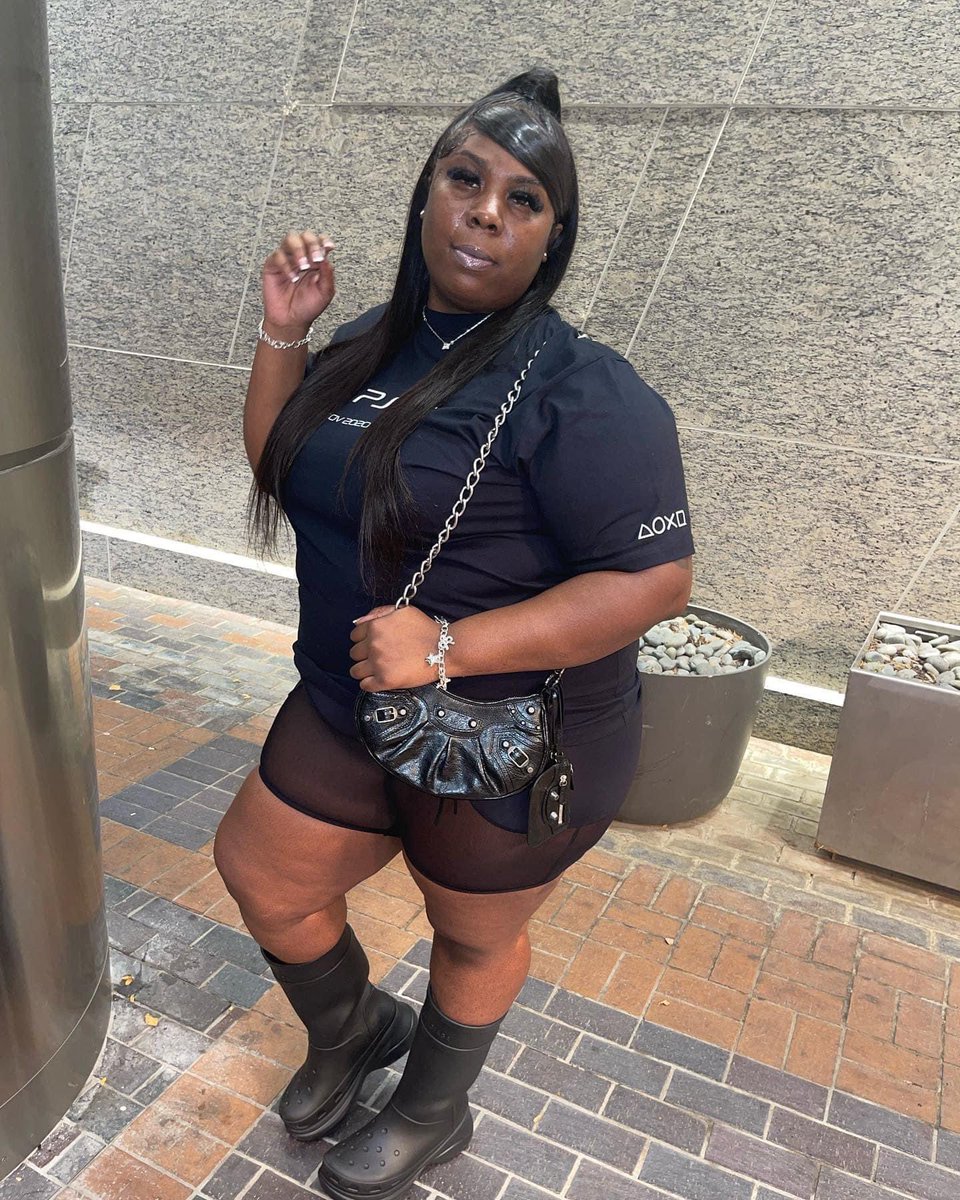 Bigbacksofchi's tweet image. A big back caught on camera running out of the downtown stored boosting coats