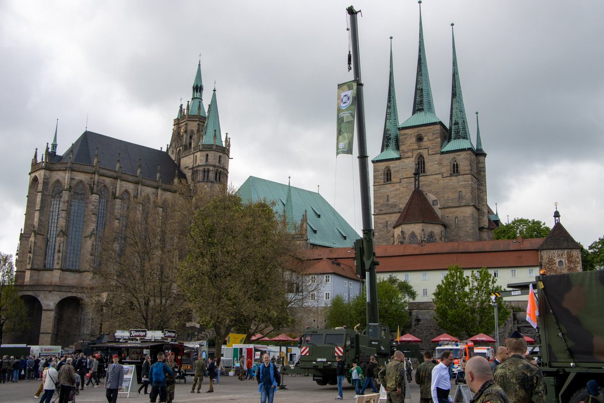 SKB_JSES's tweet photo. 10 Jahre #Logistik|kommando der #Bundeswehr. Die Logistiker der #SKB feiern gemeinsam mit den Bürgerinnen und Bürgern auf dem #Domplatz der Stadt #Erfurt. Sie zeigen ihre Fähigkeiten zum Erleben ohne Kasernenzaun. https://t.co/3a0Opv8Qsc