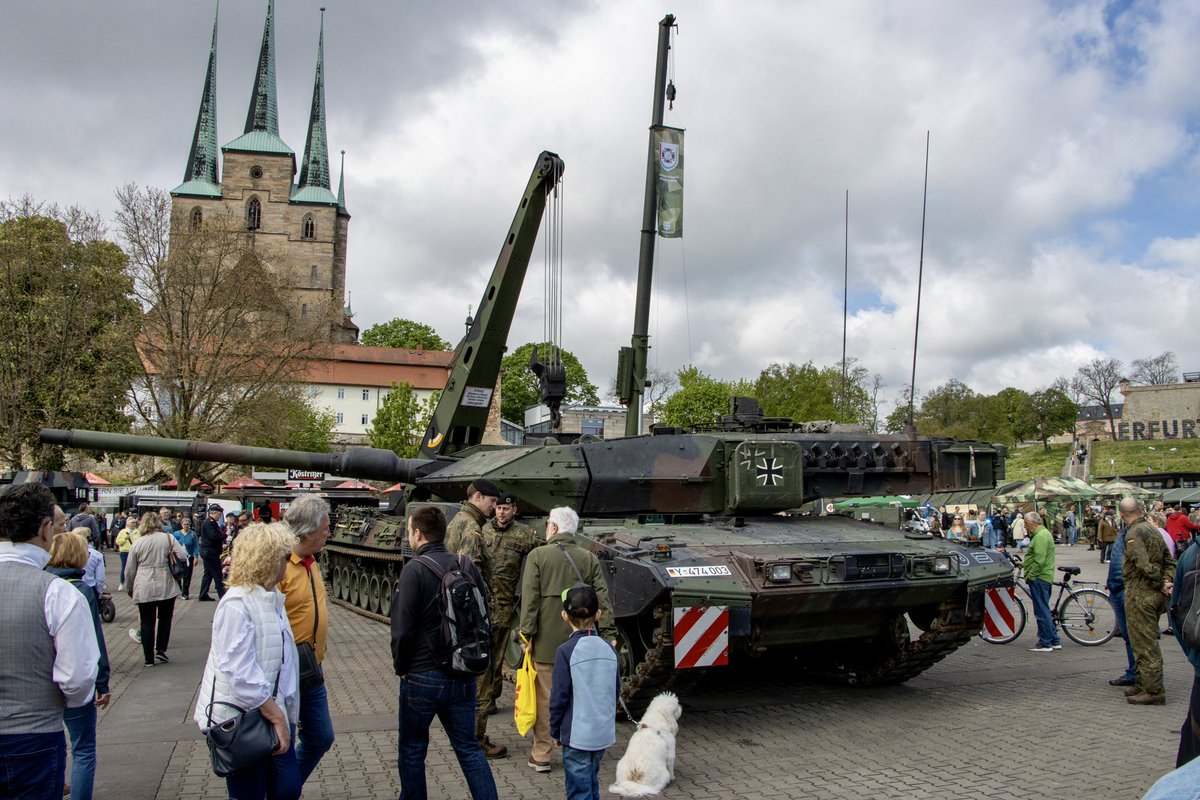 SKB_JSES's tweet photo. 10 Jahre #Logistik|kommando der #Bundeswehr. Die Logistiker der #SKB feiern gemeinsam mit den Bürgerinnen und Bürgern auf dem #Domplatz der Stadt #Erfurt. Sie zeigen ihre Fähigkeiten zum Erleben ohne Kasernenzaun. https://t.co/3a0Opv8Qsc