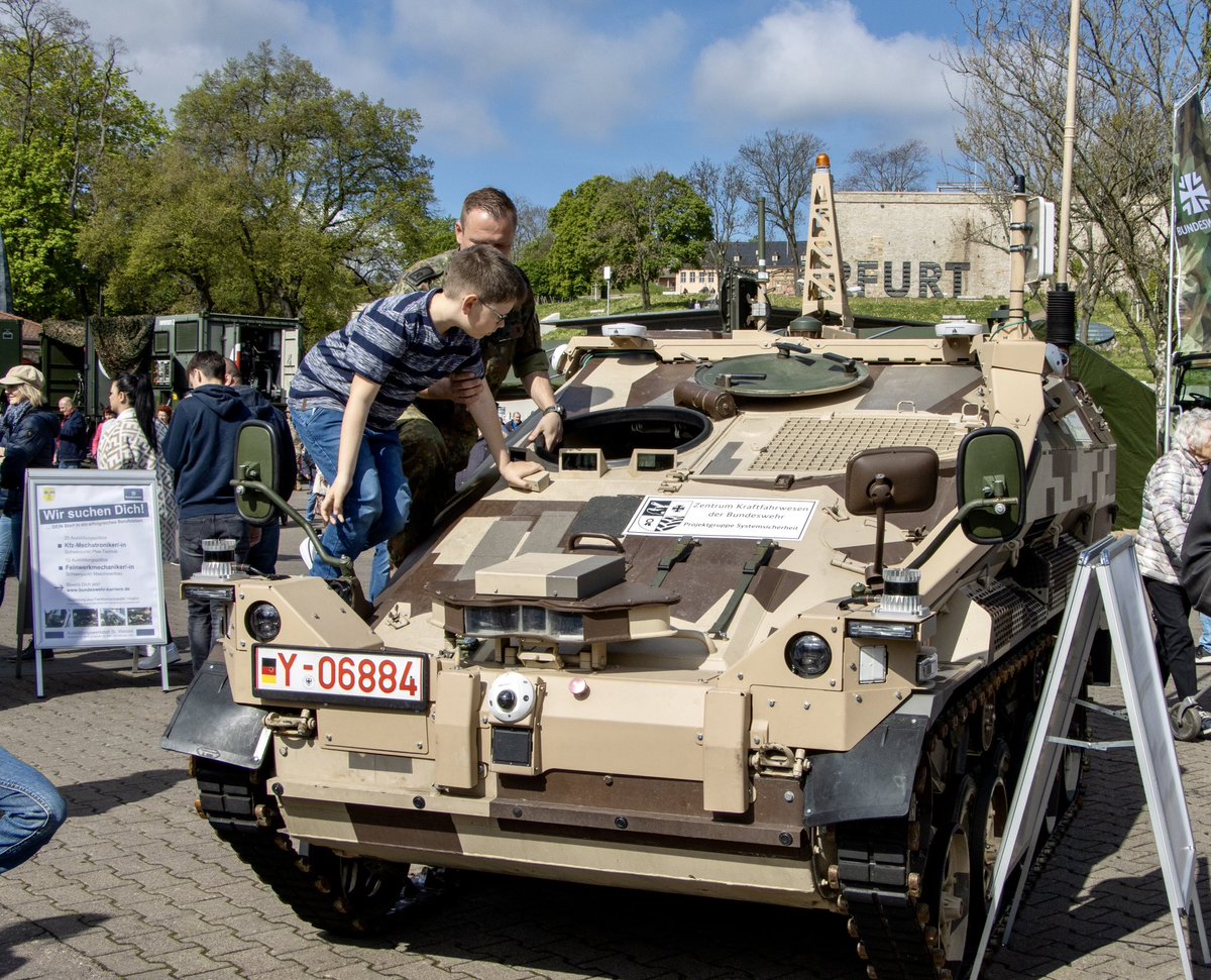 SKB_JSES's tweet photo. 10 Jahre #Logistik|kommando der #Bundeswehr. Die Logistiker der #SKB feiern gemeinsam mit den Bürgerinnen und Bürgern auf dem #Domplatz der Stadt #Erfurt. Sie zeigen ihre Fähigkeiten zum Erleben ohne Kasernenzaun. https://t.co/3a0Opv8Qsc