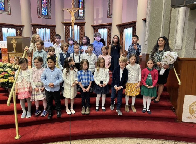 LarissaReed6's tweet photo. Celebrating #catholiceducation by participating in our local church’s Sunday mass. So proud of these Gr. 1’s! #CommunityBuilding #olph @SOArea6_TCDSB @TCDSB_NCC @TCDSB @MICHAELaCACCAMO @CatholicEdu https://t.co/0OUDUGVKpp
