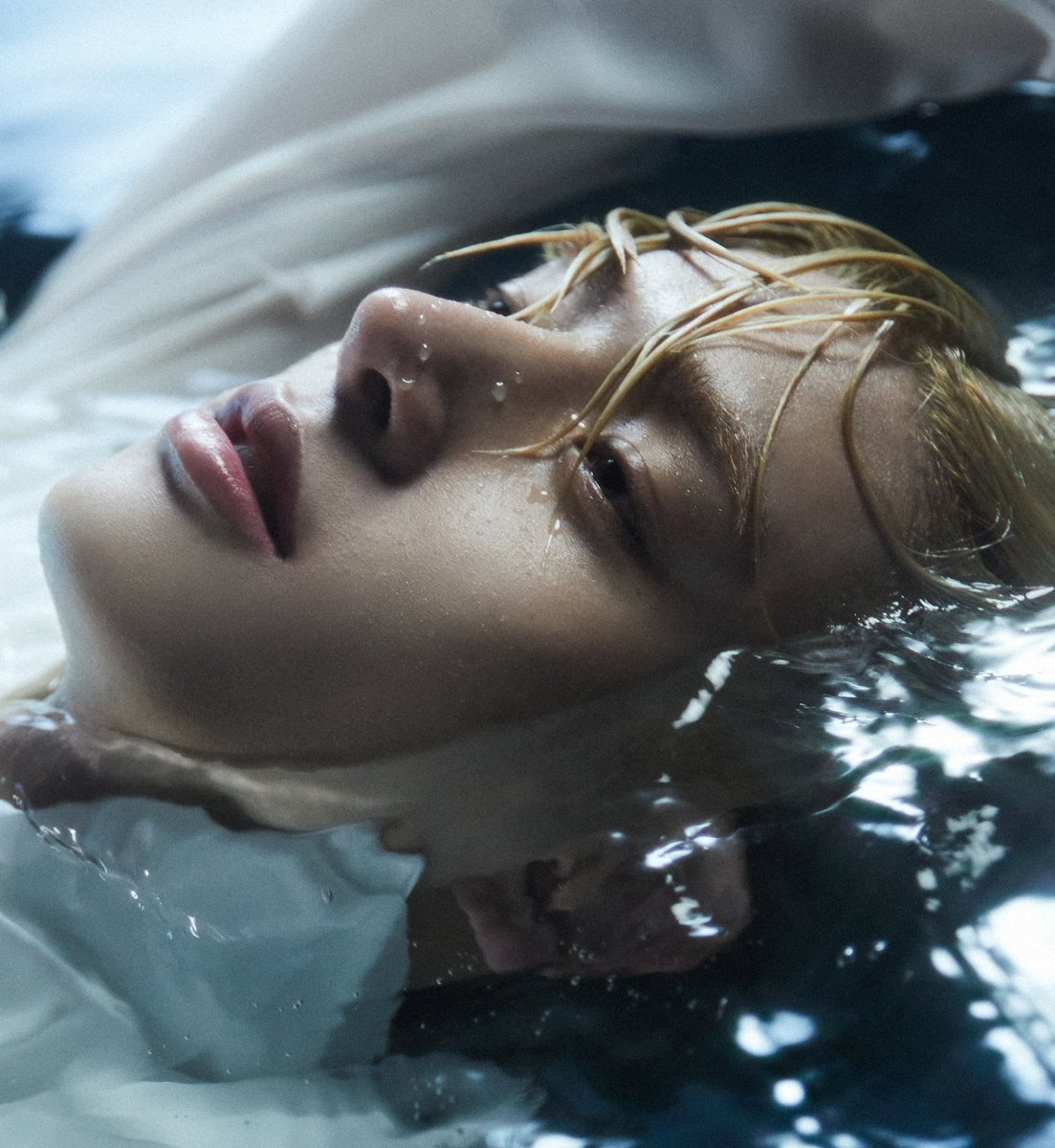 jaeyundoII's tweet photo. jake's beauty is so crazy because even the droplets of water and the way the strand of his hair falls in his face is perfection how is he even real https://t.co/JdeWVGAoJd