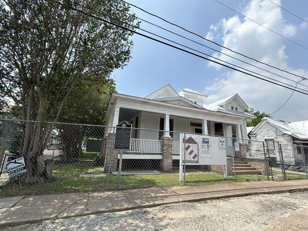 Just in case you need to know, this is what preservation looks like. Saving the homes of the early Black doctors &amp; lawyers who called Houston’s 4th Ward home. When you’re in Houston stop &amp; tour this historic place. Happy Preservation Month!