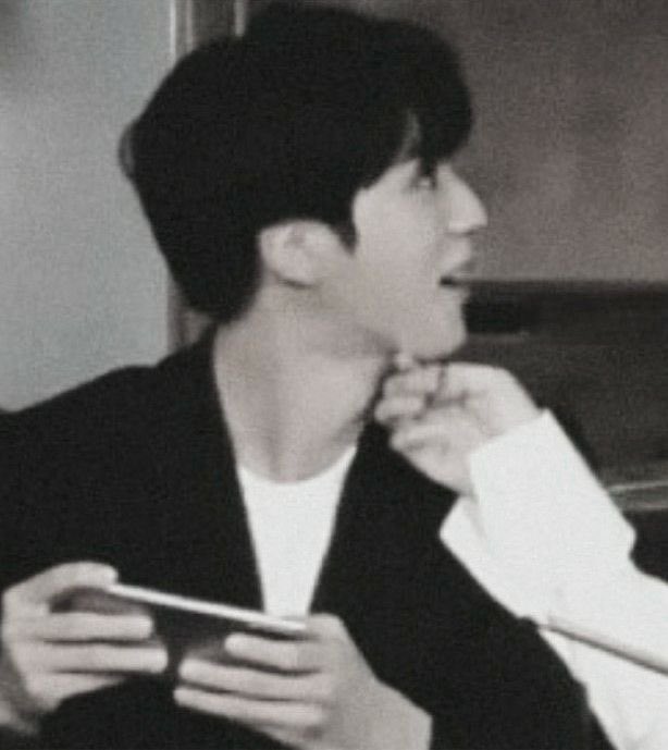 Healinghours7's tweet photo. “I've got my eye on you” — a healing thread of seokjin and taehyung’s precious bond https://t.co/Hg19a8GPK6