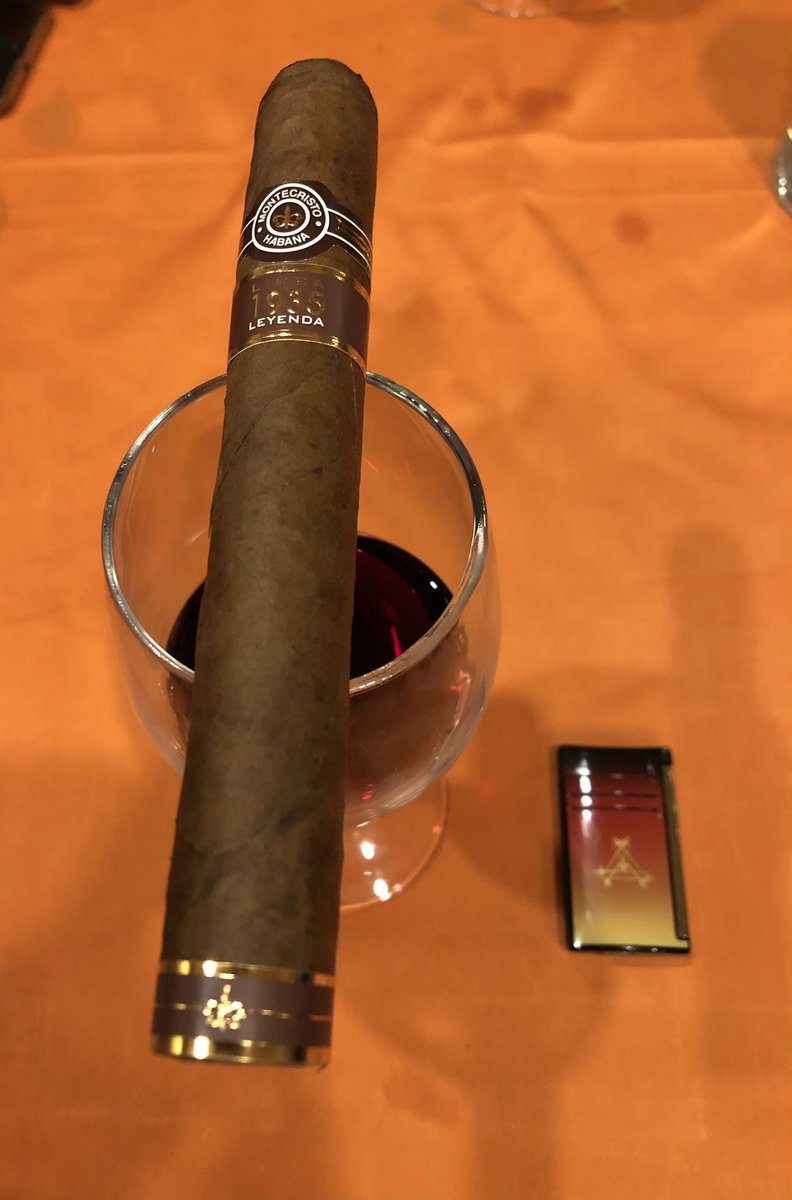 AngelGM87's tweet photo. Montecristo 1935 Leyenda (165x55) exquisita, medio fuerte y rica vitola después de un cordero asado y maridado con el Rioja para 85’ minutos de fumada. https://t.co/9LgsYOBhw0