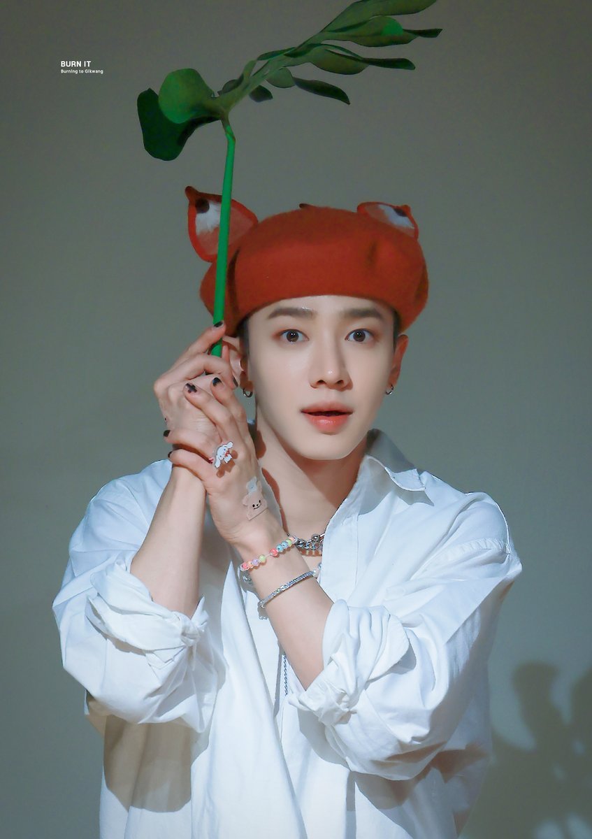 BURNIT0330's tweet photo. 230506 몬스테라로 비 오는 것 처럼 해주라고 디렉팅하니까 찰떡같이 알아먹고 해주능고 봐 들튀야 지쨔🥲💚

#하이라이트 #이기광 #기광 #HIGHLIGHT #LEEGIKWANG #GIKWANG @900_330 https://t.co/8tJIBEPxrG