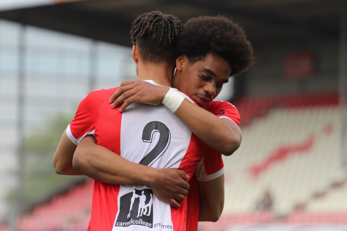 FCEmmenjeugd's tweet photo. De overwinning in 𝗯𝗲𝗲𝗹𝗱! 📸

#HIERKOMIKWEG https://t.co/2c5ahaKjqs