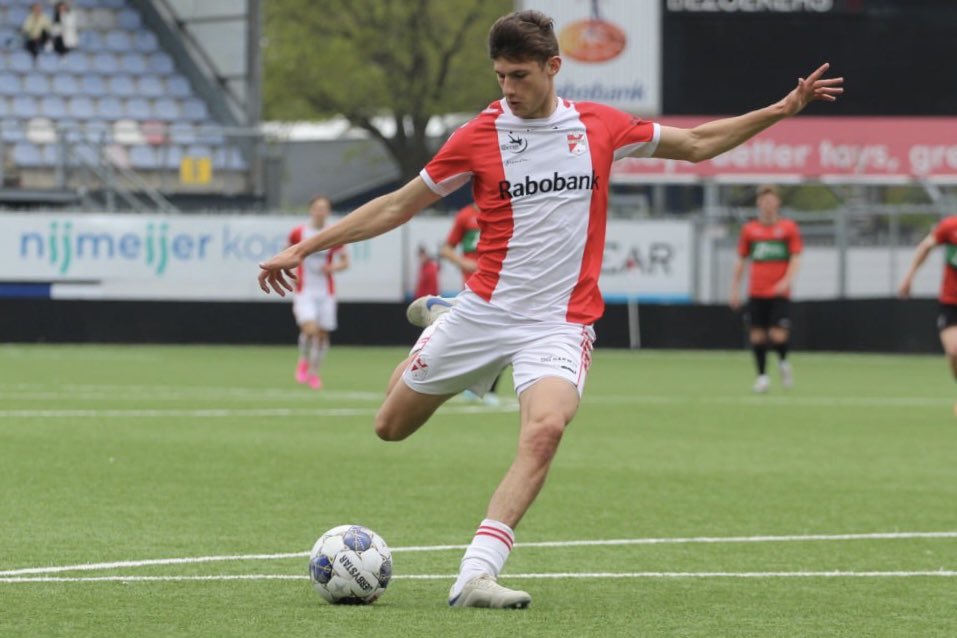FCEmmenjeugd's tweet photo. De overwinning in 𝗯𝗲𝗲𝗹𝗱! 📸

#HIERKOMIKWEG https://t.co/2c5ahaKjqs