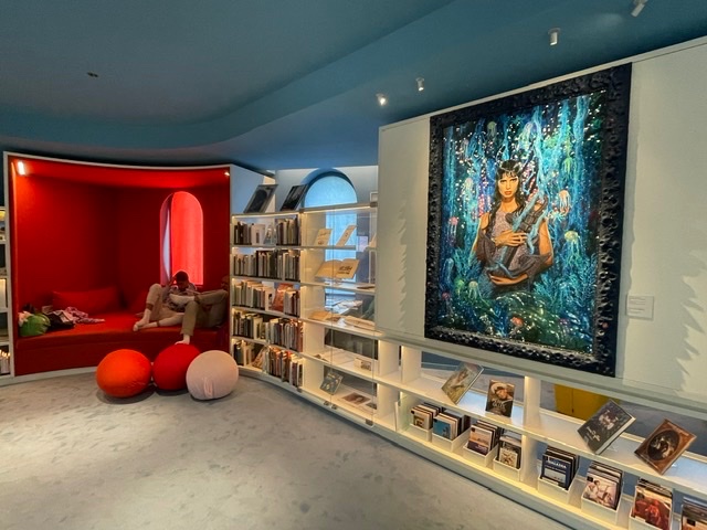 alaserpente's tweet photo. Une médiathèque musée aussi belle que confortable, une offre de collections (livres, jeux, films…), d’expositions et d’animations riche et variée : envie de voir des  @Franciscaines_  partout https://t.co/EWgPYrF54y