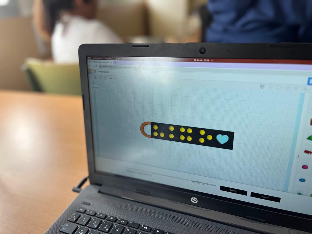 Techmakers_Stem's tweet image. ¿Qué os parece nuestro Taller de 3D? ¡Hoy estamos en CEIP Trovador Chiclana! 🙌😜

#techmakers #innova #ideas #emprendedoras #dinamicas #realidadvirtual #fp #formaciónprofesional #educacion #aula #aulaateca #ateca #proyecto #juntadeandalucia