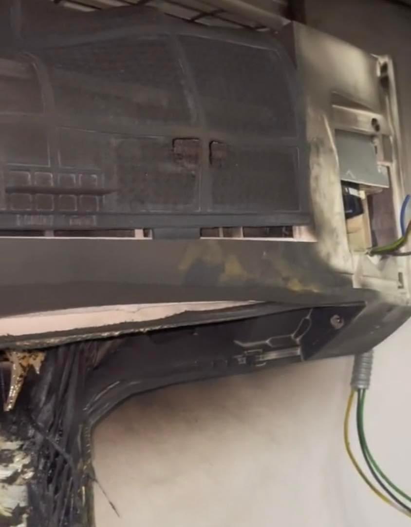 JalanCutiSantai's tweet photo. Aircond terbakar lepas on 24 jam?!! 

Bukan orang je, aircond pun boleh kena stroke haba sekarang. Kalau keluar rumah jangan lupa tutup. 

Tu brand paling tahan setakat ni, on lama2 pun steady. Maybe wiring kurang cun ni, lepas terbakar terus tukar aircond brand tu https://t.co/SoIgH3PVN2