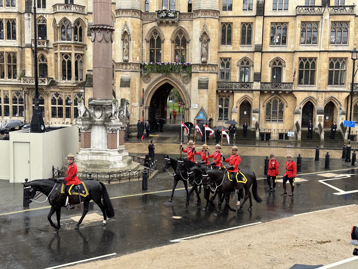 Canadian_Crown's tweet image. The Royal Canadian Mounted Police arrive at Westminster Abbey to lead The King’s #Coronation Procession to Buckingham Palace. 👑🐴🇨🇦

#cdnpoli #cdncrown #RCMP