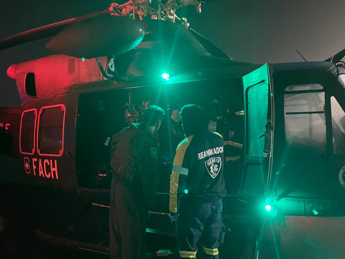 FACh_Chile's tweet photo. Exitosa evacuación aeromédica
Aviadores militares en conjunto con personal #SAMU #Reloncaví, trasladaron en 🚁Bell-412 de la IIIª Brigada Aérea #FACH a una persona con problemas cardíacos desde #Chaitén hasta el @HospitalPM.
#AeronáuticaChilena https://t.co/5e4SQfA3Or