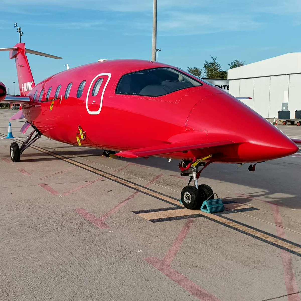 rhocaballero's tweet photo. Tarde de aviones en LEGE #an12b #cavok #p180 #falcon7x https://t.co/CfQWmQa14N
