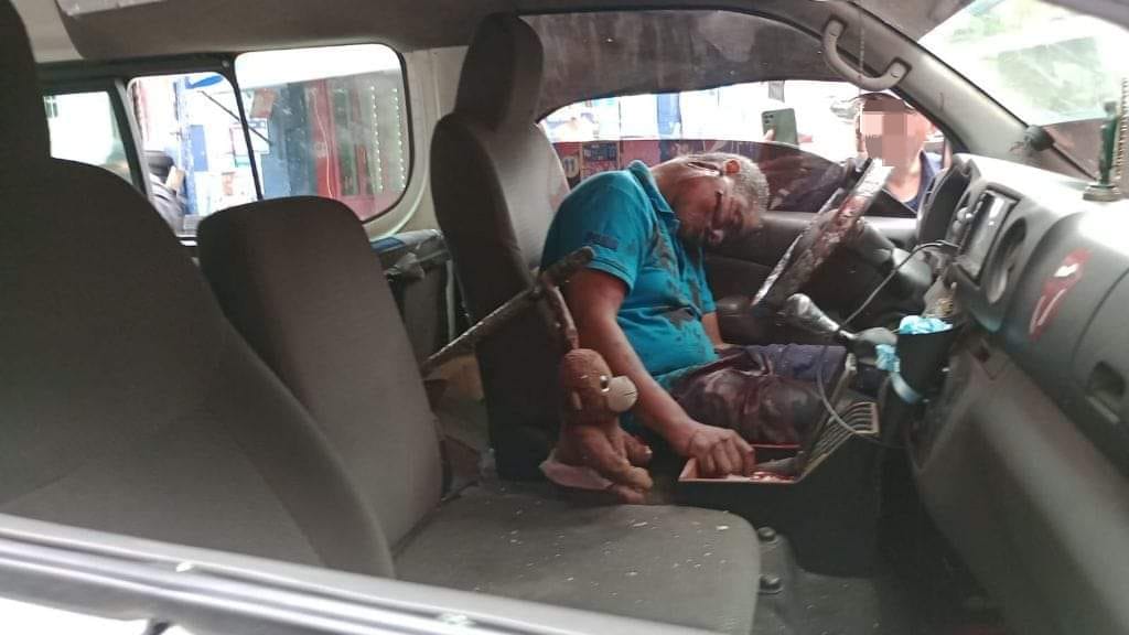 GuerreroLine's tweet photo. #Acapulco 
Imagen del ejecutado el día de ayer en plena zona turística

En ataque armado privan de la vida al conductor de una Urban en el área de Caleta https://t.co/OzBO7KNeD5
