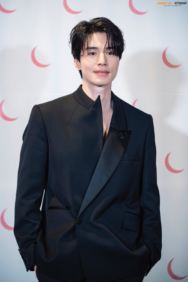 mundinhowook_br's tweet photo. 📸 | Divulgadas as fotos da coletiva de imprensa de #TaleOfTheNineTailed1938 ! 🦊

🔗 https://t.co/4DJ4B2a8sw

#LeeDongWook #이동욱 #TaleOfTheNineTailed1938  #구미호뎐1938 https://t.co/beIIvOvdpU