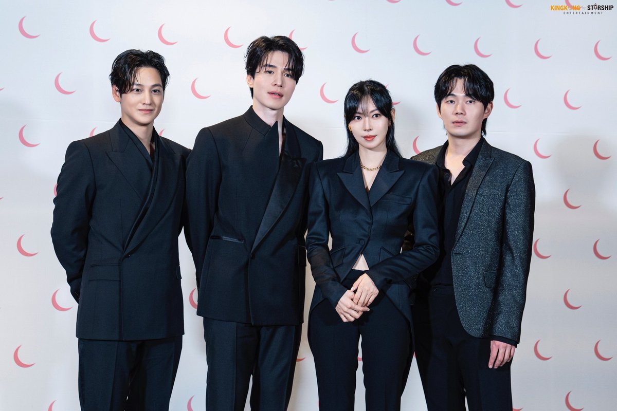 mundinhowook_br's tweet photo. 📸 | Divulgadas as fotos da coletiva de imprensa de #TaleOfTheNineTailed1938 ! 🦊

🔗 https://t.co/4DJ4B2a8sw

#LeeDongWook #이동욱 #TaleOfTheNineTailed1938  #구미호뎐1938 https://t.co/beIIvOvdpU