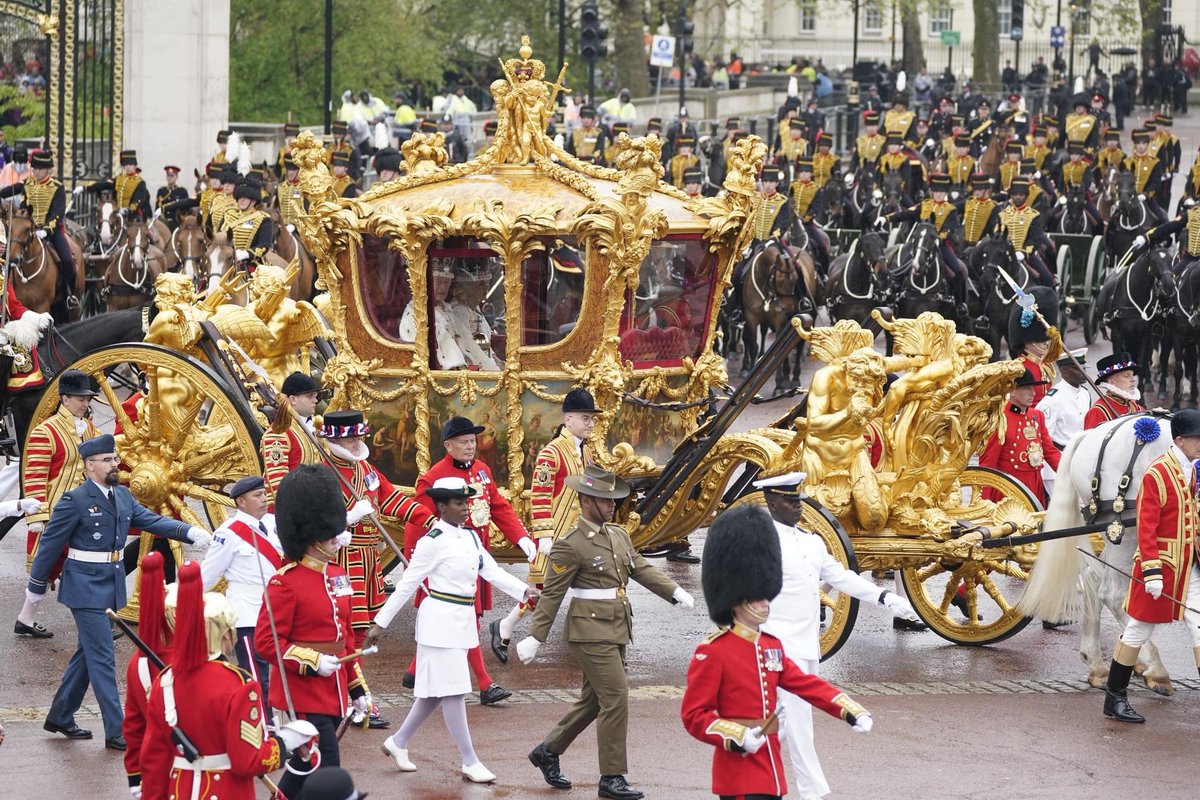 The king and Queen wave to the crowds from the balcony of Buckingham Palace #Royal #RoyalCoronation #KingCharlesCoronation #Coronation #CoronationWeekend