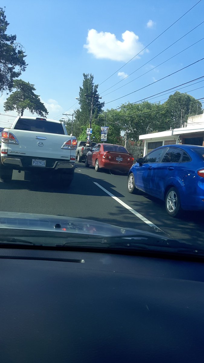 SusydeContreras's tweet photo. @alejosbotran Boulevard Sur de San Cristóbal, horrible el dia jueves, una hora para salir de ahí...y parece así de ahira en adelante!! https://t.co/aMPj55Tujm