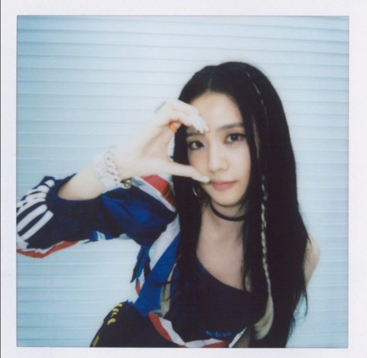 BLACKPINKMX1's tweet photo. BLINK: Cuando te señalaste a ti misma durante la parte de rap [Shut Down, rap Jennie] que dice "Me" en los conciertos, ¿era un spoiler?

#JISOO : ¡No, en realidad solo fui yo! Ja ja. De hecho, cuando estamos dando conciertos en vivo, la mayoría de las veces #JENNIE está demasiado lejos de mí para señalarla, ¡así que solo me señalo a mí misma! 

#BLACKPINK #BLACKPINKMÉXICO
