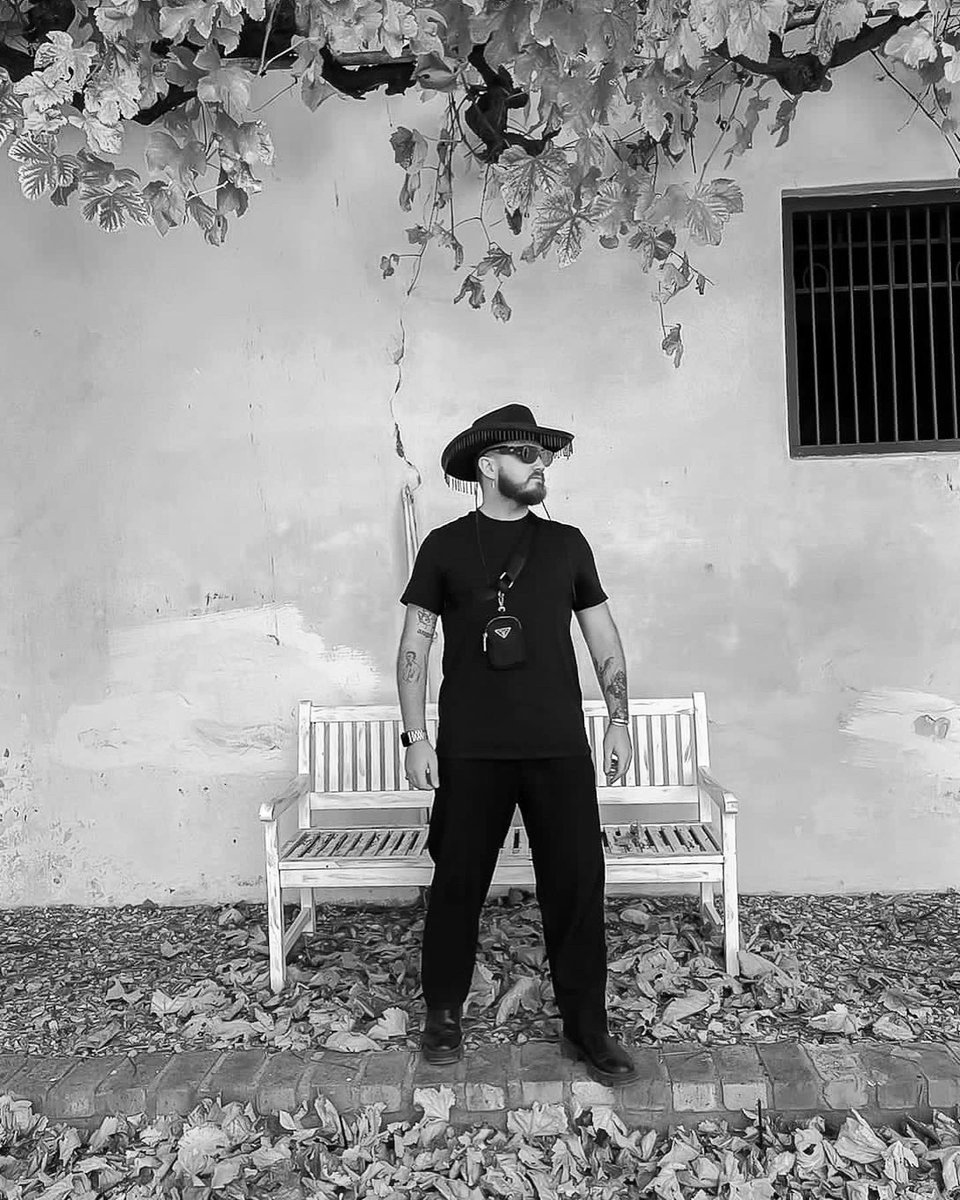 ShawnTaljaardVi's tweet photo. P R A D A - C O W B O Y 🍂🤠 

#Prada
#Cowboy
#Pradacowboy
#CapeTown 
#Gay
#beardedmen https://t.co/mVJnPQ5x4r
