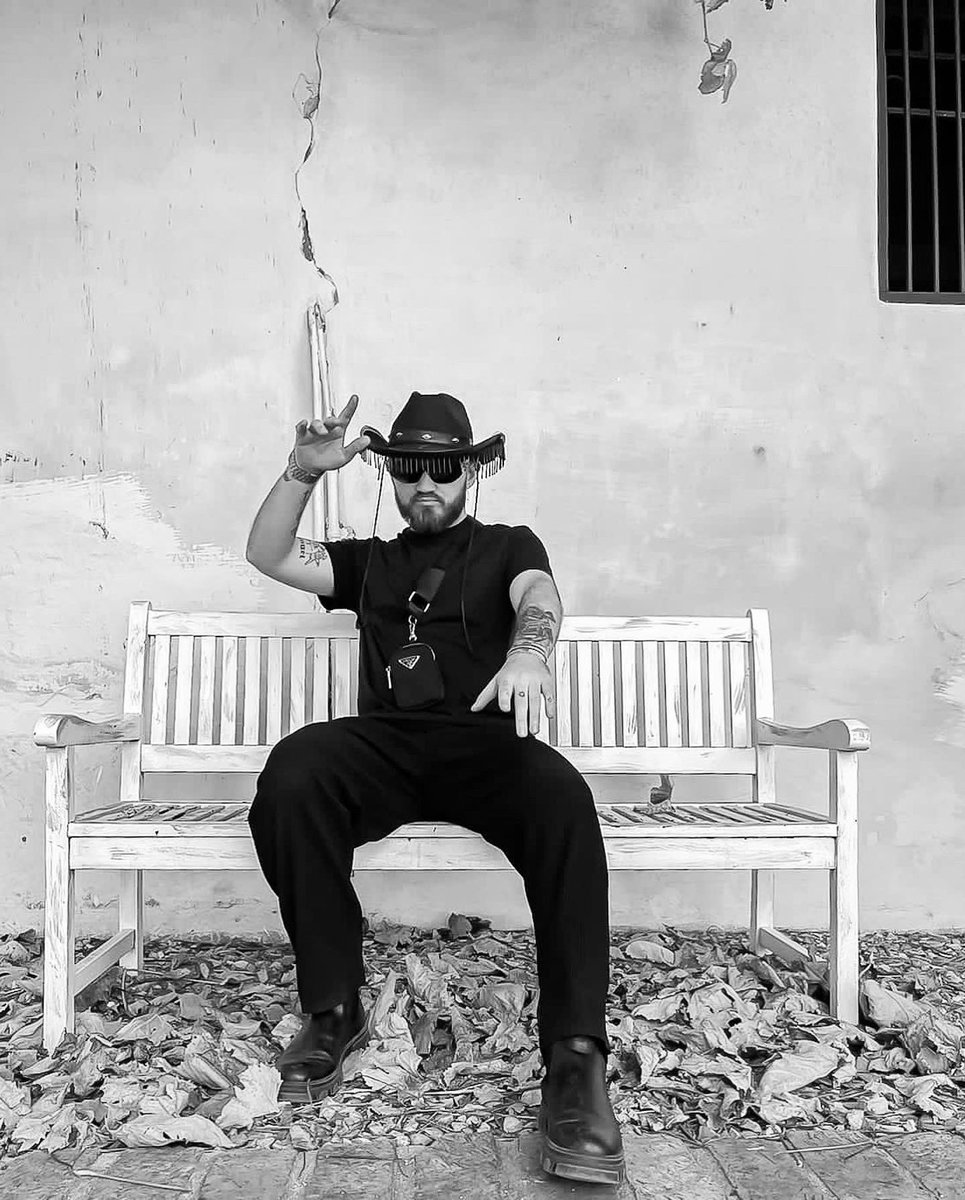ShawnTaljaardVi's tweet photo. P R A D A - C O W B O Y 🍂🤠 

#Prada
#Cowboy
#Pradacowboy
#CapeTown 
#Gay
#beardedmen https://t.co/mVJnPQ5x4r