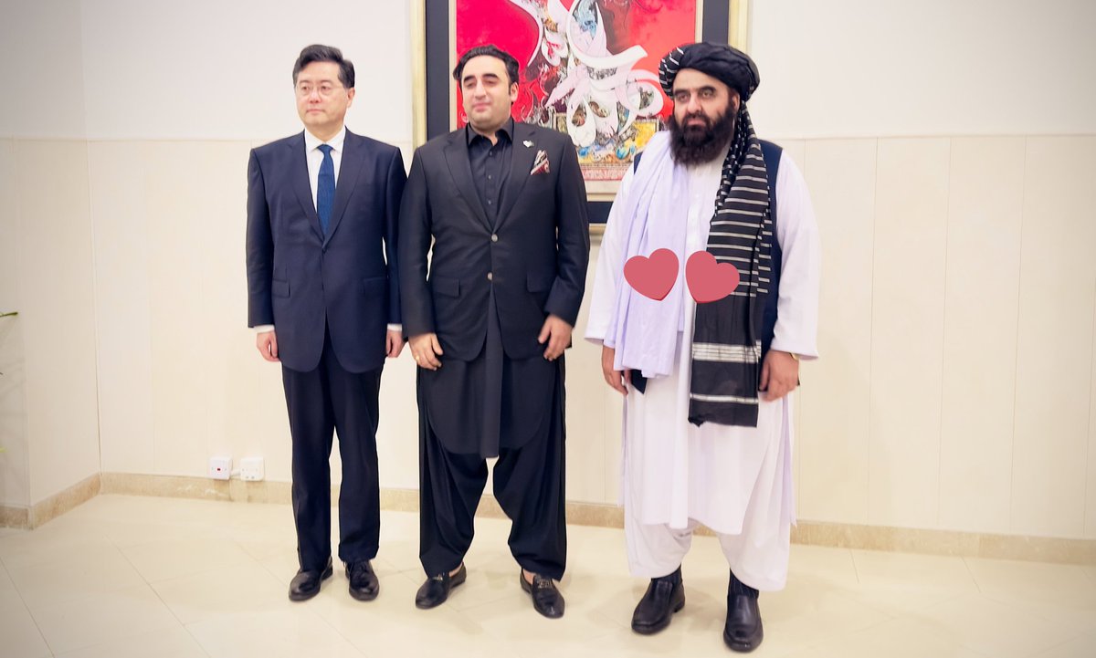 Karimjawad313's tweet photo. د سیمې درې د بهرنیو چارو وزیران.

د افغانستان، چین او پاکستان وزیران.
زموږ وزیر صاحب پکې لعل د بدخشان، یاقوت او مرجان ښکاري، له ورایه معلومېږي چې په اوسني دور کې د یو تر ټولو خپلواک او سوچه اسلامي نظام نمایندګي کوي.

د پګړۍ راج دې پر نړۍ برقراره وي.💪 https://t.co/NIOugVHGgx