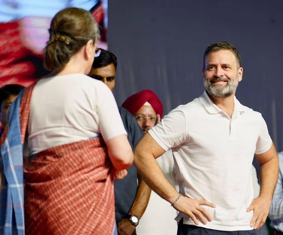 SoniaGandhi_FC's tweet photo. ♥️↔️♥️ https://t.co/v0sHuVgjmS