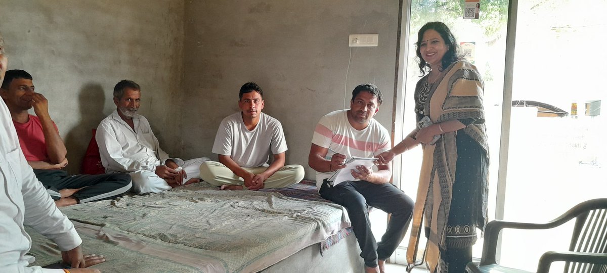 DrRajnishjain1's tweet photo. आज विधानसभा जींद के गांव #दरियावाला, #ढांडाखेड़ी और #जाजवान में लोगों से मिल कर जंतर मंतर पर बैठी हमारी महिला खिलाडियों के समर्थन में भाजपा सांसद के खिलाफ उचित कार्यवाही करवाने हेतु #हस्ताक्षर_अभियान चलाया 

@ArvindKejriwal @DrSushilKrGupta 
@SandeepPathak04 @AAPHaryana https://t.co/R7J3pgYtPH
