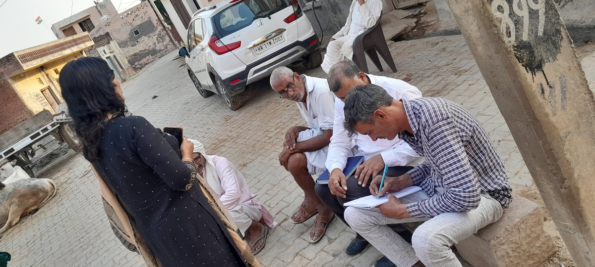 DrRajnishjain1's tweet photo. आज विधानसभा जींद के गांव #दरियावाला, #ढांडाखेड़ी और #जाजवान में लोगों से मिल कर जंतर मंतर पर बैठी हमारी महिला खिलाडियों के समर्थन में भाजपा सांसद के खिलाफ उचित कार्यवाही करवाने हेतु #हस्ताक्षर_अभियान चलाया 

@ArvindKejriwal @DrSushilKrGupta 
@SandeepPathak04 @AAPHaryana https://t.co/R7J3pgYtPH