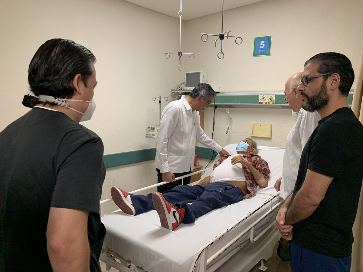 Paco_cuellarC's tweet photo. El @Dr_AVillarreal recorrió el HG donde este viernes se registró un conato de incendio producto de un descuido de un residente que fumó en área prohibida. El gobernador saludó a pacientes e instruyó restablecer el orden. Los problemas se atienden de inmediato. #Tamaulipas https://t.co/PSLF0ZMpcn