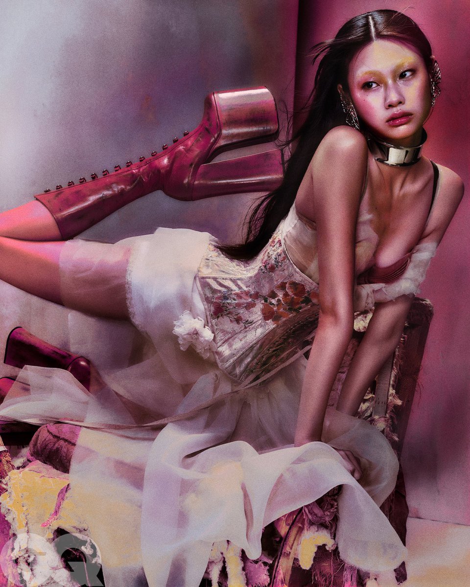 saintdoII's tweet image. elizaveta porodina is my number one editorial photographer on the rise rn like the use of colors to make her shоts look out of paintings is phenomenal