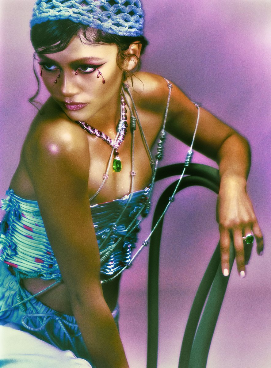 saintdoII's tweet image. elizaveta porodina is my number one editorial photographer on the rise rn like the use of colors to make her shоts look out of paintings is phenomenal