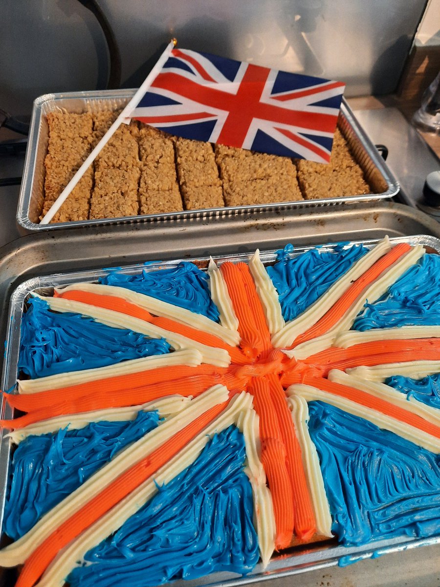 Had fun making a coronation cake for church tomorrow! 😋👑