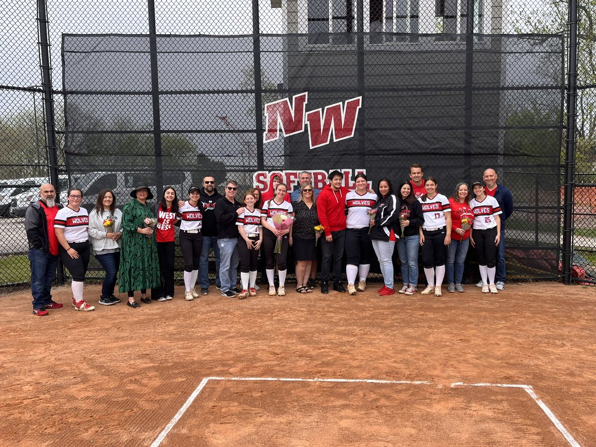 NilesWestAAD's tweet photo. Congrats to our 7 softball seniors! Thank you for your hard work, dedication and leadership during your 4 years. You will be missed. https://t.co/hiUu3x65vf
