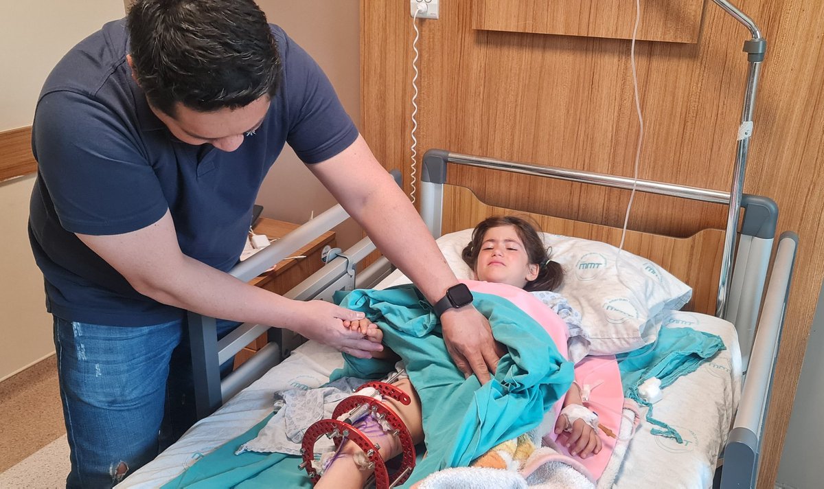 Orthocycle1's tweet photo. @JonMcGregorRil1 @maj_majvincent @MFTnhs @MajorTraumaMRI @Biocomposites1 @AFH_charity @Orthoconcern @BritOrthopaedic @LimbRecon This #frame donated by Paddy in #leeds and #recycled on this #Syrian #child being examined by #specialist #nurse Rex
Amount of #limbrecon #work is horrific from #war and #earthquake. We need not just #rings but all the #nuts and #bolts too!!
#Manchester #charity #orthotwitter https://t.co/wVOAf7kjbv