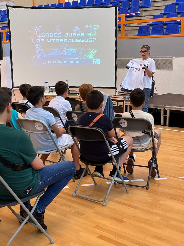 Arrancamos la tarde en Llodio con la ponencia de <a href="/psicoydepor_mb/">⚽ Marta Psicoydepor 🎮</a> y <a href="/a90grados_/">A90Grados</a> sobre la importancia de saber jugar a videojuegos de forma responsable.

#BeBisons #PlaySmart