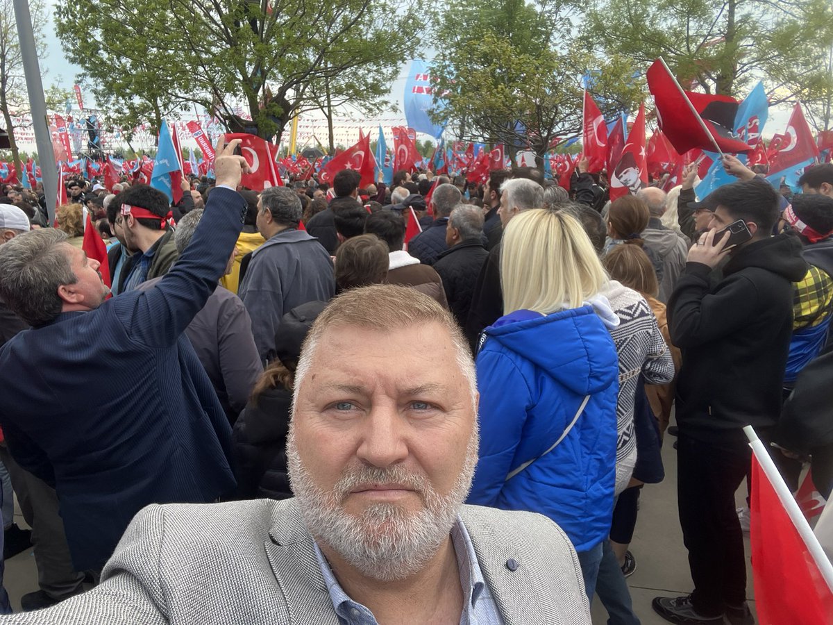 37_kudret's tweet photo. Türkiye tarih yazacak İstanbul Maltepe’de bu iş ilk turda bitecek geliyor gelmekte olan insan sel olmuş Maltepe’ye inmiş haydi hayırlısı bu insanların umudu 13.cumhurbaşkanı adayı Kemal Kılıçdaroğlu @celal_yalcin_ @battalilgezdi34 https://t.co/60Ky6bMBSv