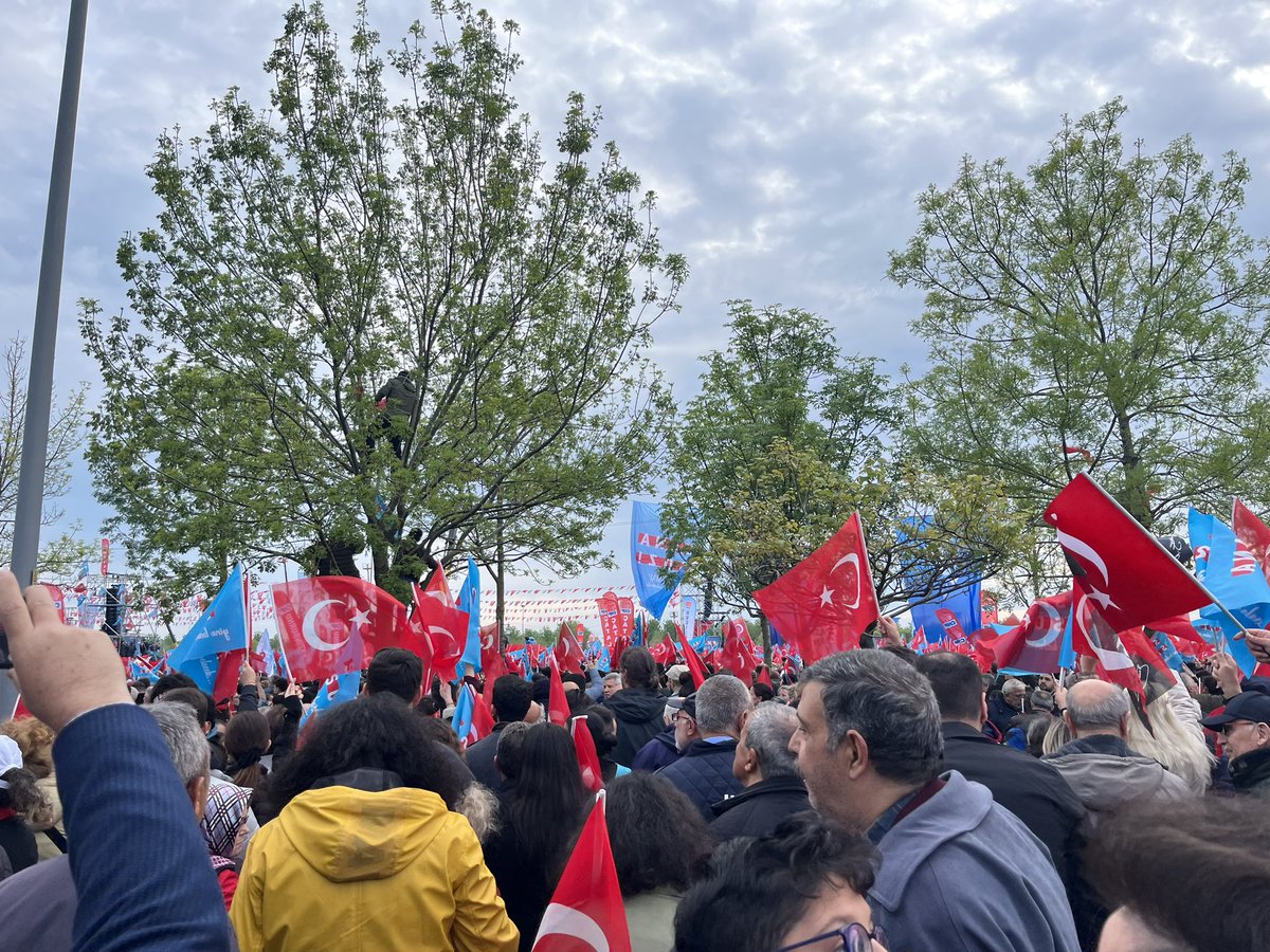 37_kudret's tweet photo. Türkiye tarih yazacak İstanbul Maltepe’de bu iş ilk turda bitecek geliyor gelmekte olan insan sel olmuş Maltepe’ye inmiş haydi hayırlısı bu insanların umudu 13.cumhurbaşkanı adayı Kemal Kılıçdaroğlu @celal_yalcin_ @battalilgezdi34 https://t.co/60Ky6bMBSv