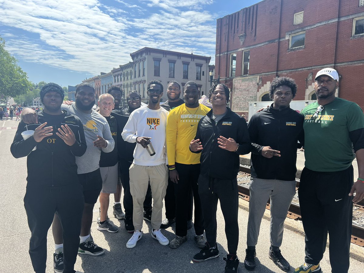 F_Huggins80's tweet photo. Had a great opportunity for @KYSUAthletics @KYSUFB to volunteer at the Govenor’s Derby Day Celebration in Frankfort today.  #BredDifferent #CloseTheGAP #LetsRide🟢🟡🐎 https://t.co/CmRHIe1WYb