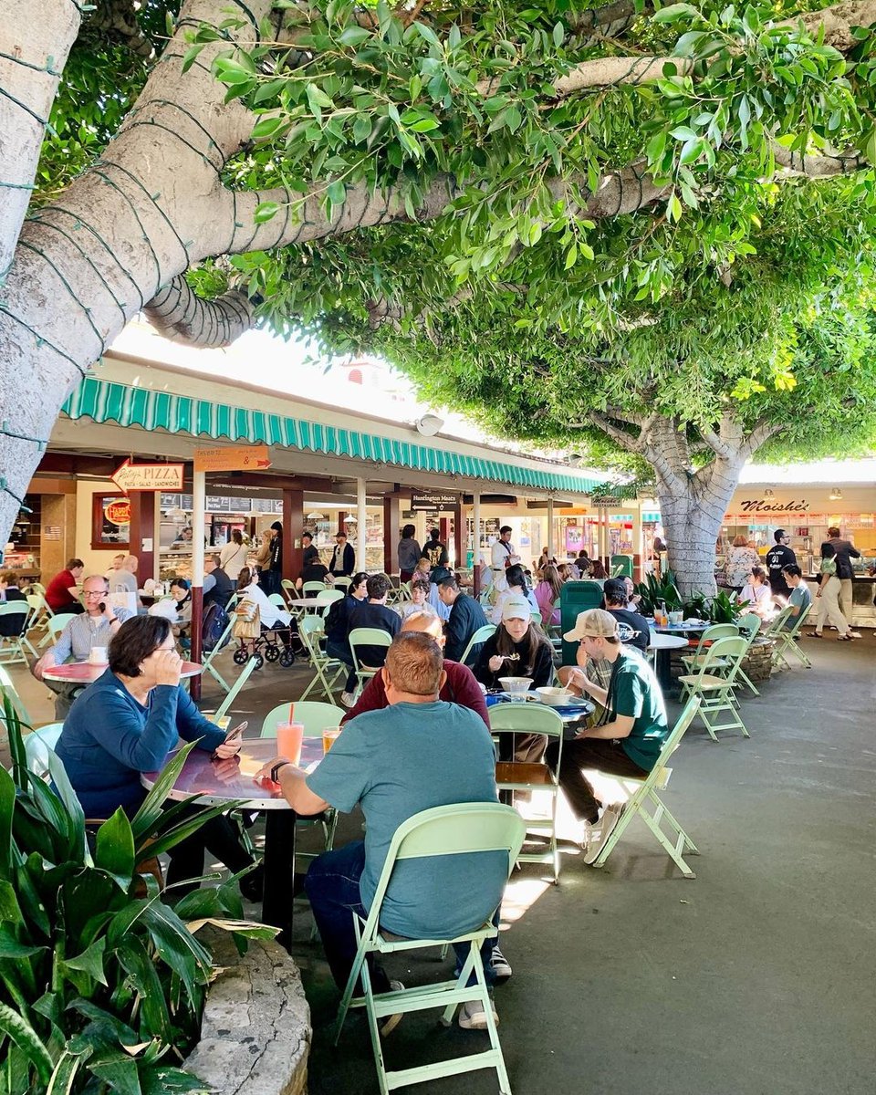 Nothing beats a Saturday lunch at the Original Farmers Market 🌞 From fresh produce to tasty treats, we have it all... 🍓⁠
⁠
📸 <a href="/marlonaval/">Marlo Naval</a>