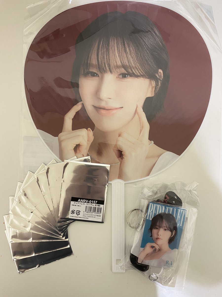 freda035's tweet photo. Red Velvet 4th Concert : R to V in Japan 日本オリジナルグッズ

クリアトレカ
うちわ
フォンタブとネックレストラップ

#RedVelvet
#RtoV_inJAPAN
#Irene
#Seulgi
#Wendy
#Joy
#Yeri https://t.co/7St5jRRSf0